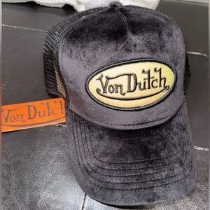 NWT Von Dutch Black and White velvet trucker hat